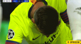 随后皮克在进攻中与麦克托米奈发生接触,后者在禁区内倒地,但主裁判