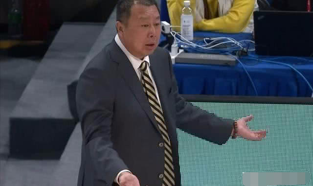 当时青岛队教练吴庆龙也是摊开双手表示不解,认为裁判不应该如此吹罚
