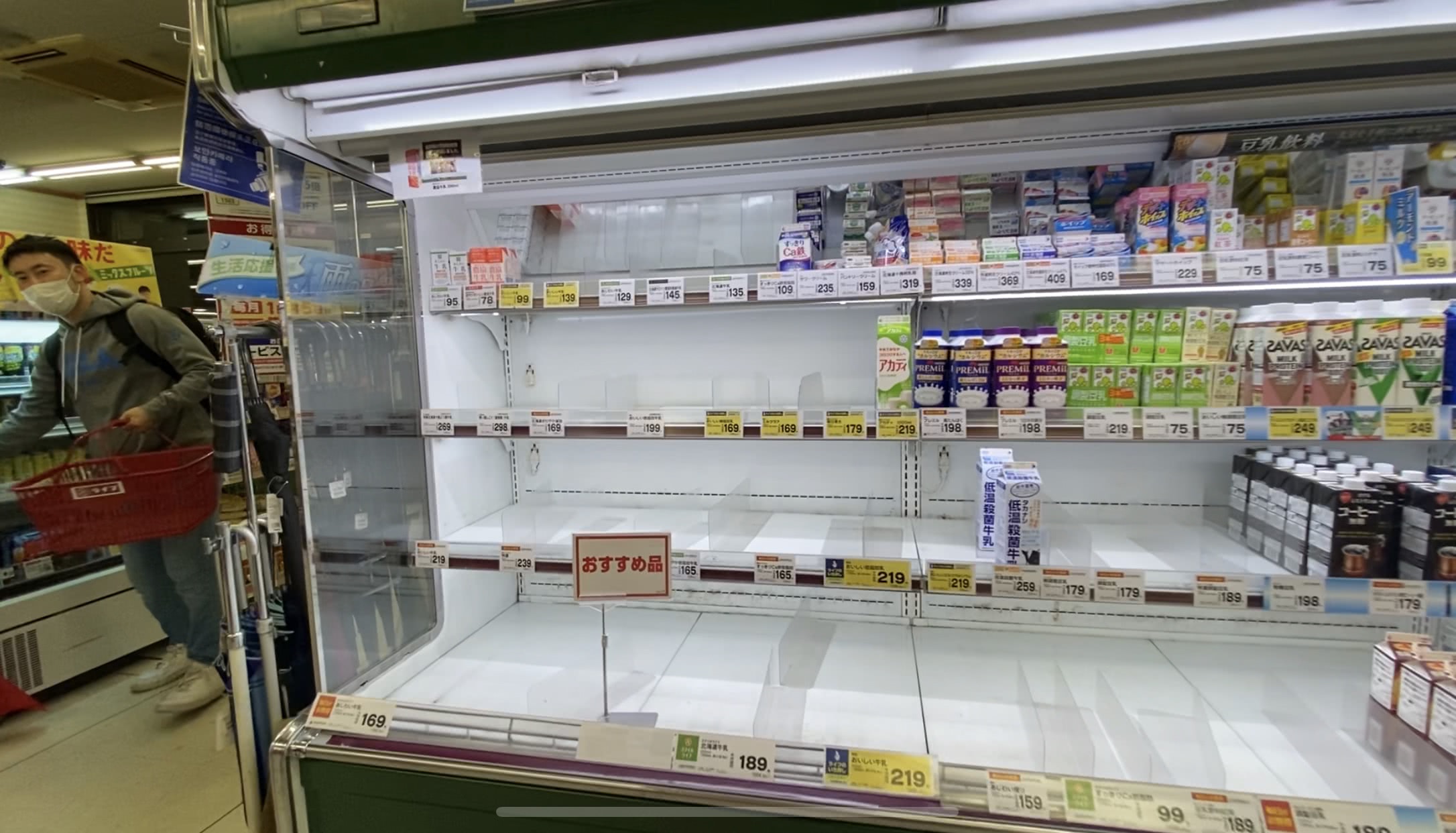 超市里部分奶制品供不应求
