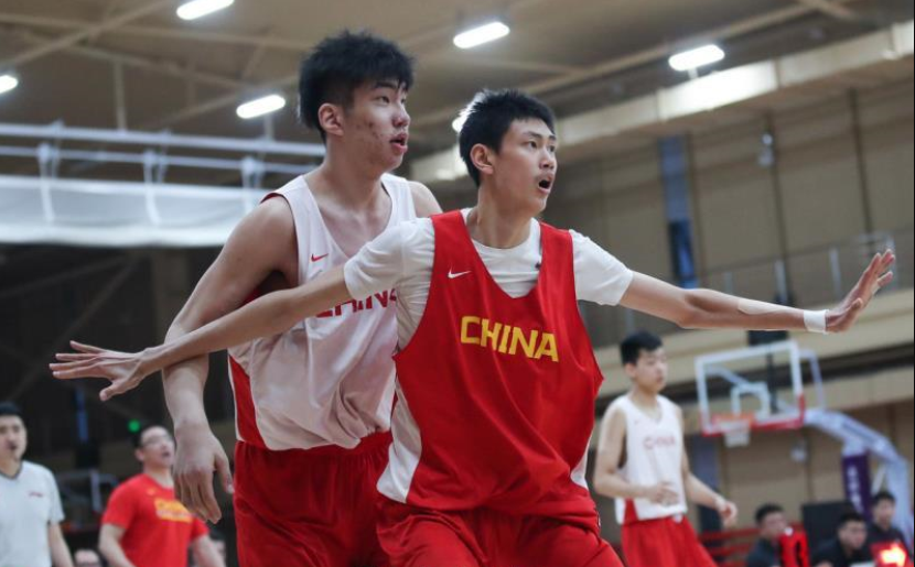 大帽2米20中锋!李楠爱子防守端抢镜