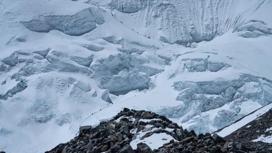 登山队员攀登6500~7028米的北坳冰壁 | 汗斯 摄