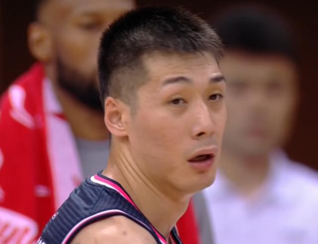 广东男篮赛季首胜有污点！国手卸臂膀动作被吹违体，造成对手受伤 ​