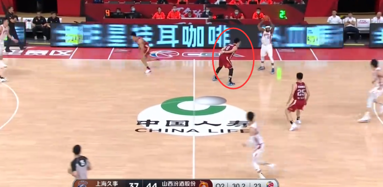 情绪消极!刚第二场比赛,张宁就上演背手防守,当自己是易建联?