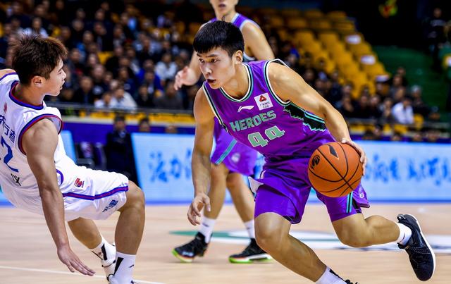 CBA又一本乡天才后卫要陨落?3战仅打12分钟