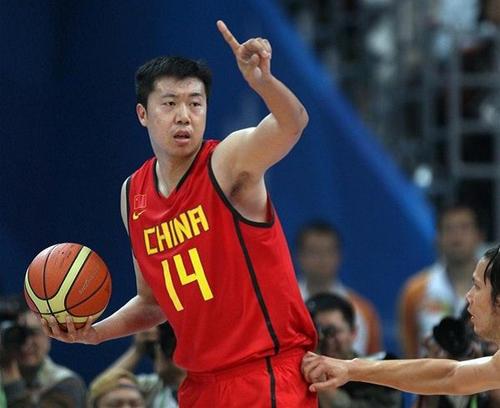 八一队夺冠后,王治郅加盟小牛,成为第一位登录NBA的亚洲球员