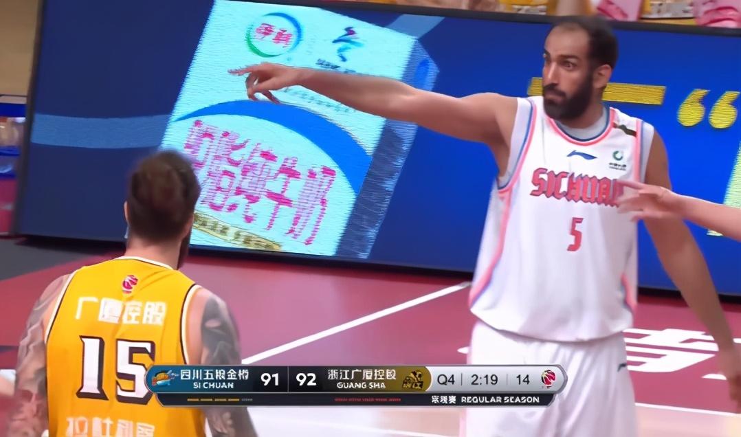 双20+CBA本季首个3双!35岁仍近20+15,疼爱王哲林
