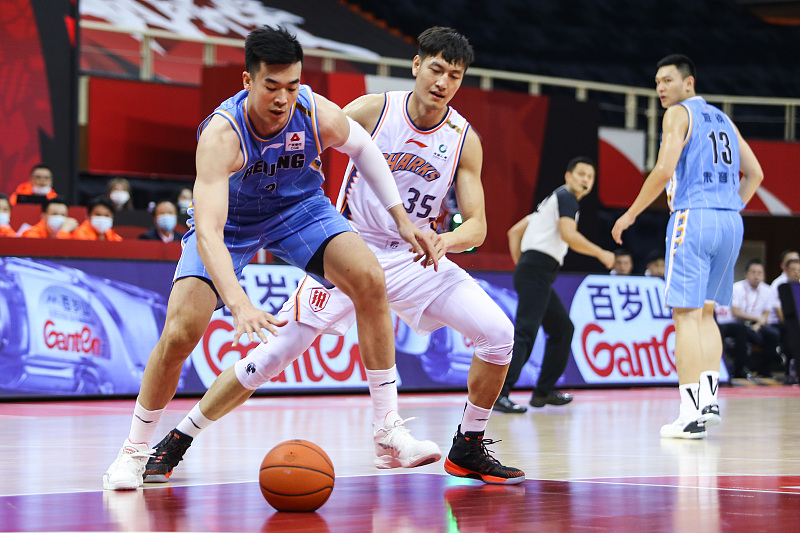 CBA第一阶段完毕!上海男篮选秀懊悔吗?状元郎场均4.6分1.9篮板 