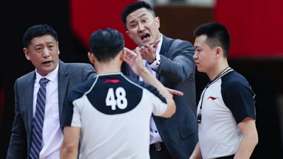 搞笑是专业的!CBA新闻官再喊错姓名:有请广州主帅李楠做点评
