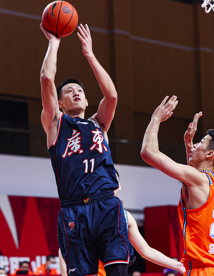 广东男篮轻松战胜福建男篮,豪取7连胜的一起,送给福建7连败