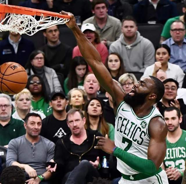 杰伦·布朗从NBA总裁肖华手里接过凯尔特人队的帽子 