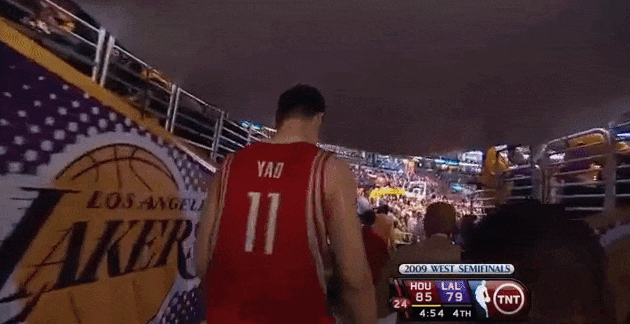 姚明最感人一战被科比撞坏膝盖却不离场那是他生涯倒数第8场