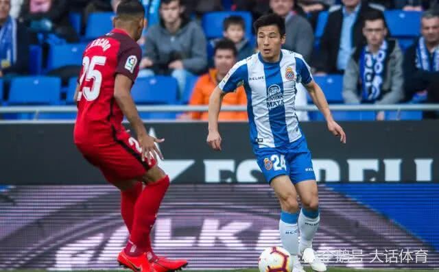 西甲联赛武磊穿裆过人射门未成功后掩面遗憾