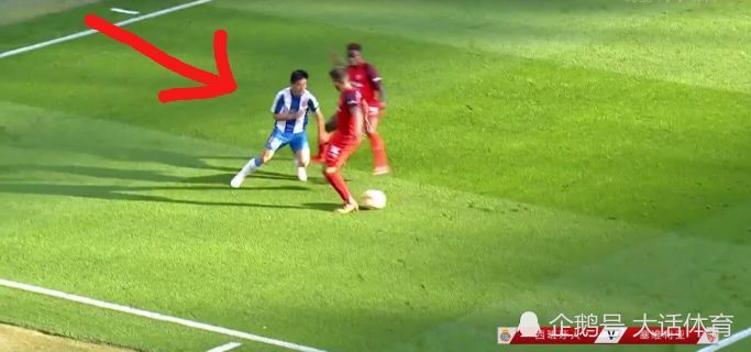 西甲联赛武磊穿裆过人射门未成功后掩面遗憾
