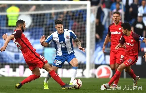 西甲联赛武磊穿裆过人射门未成功后掩面遗憾