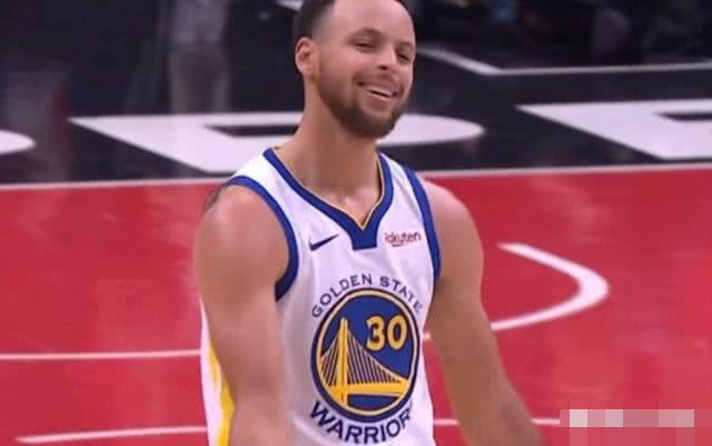 库里在和快船G4比赛中不服裁判吹罚而故意像