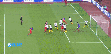 1分钟后,重庆左侧角球开入禁区,卡尔德克中路头球攻门偏出底线.