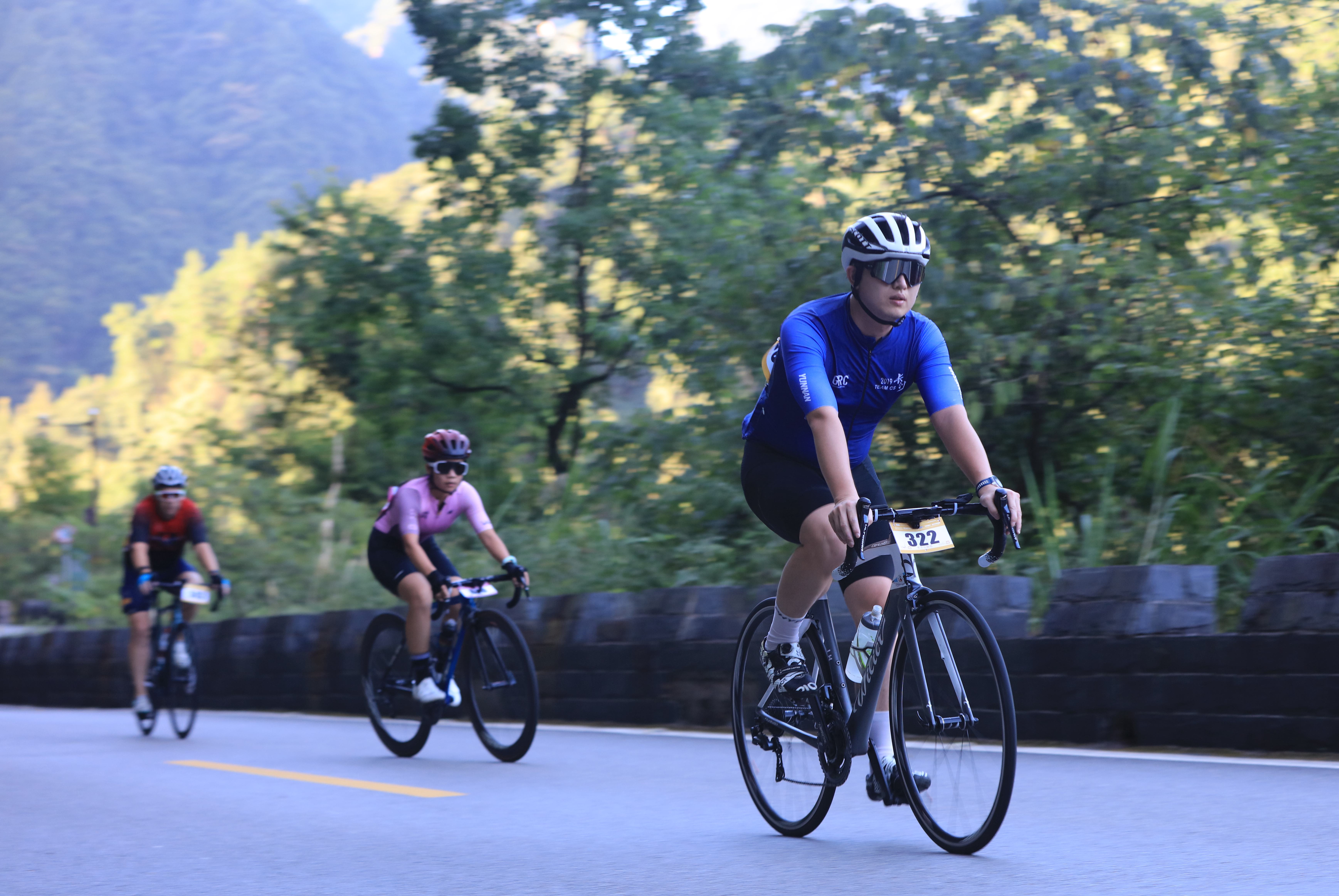 【香港最快足球比分】（体育）自行车——湖南张家界举行自行车穿越赛