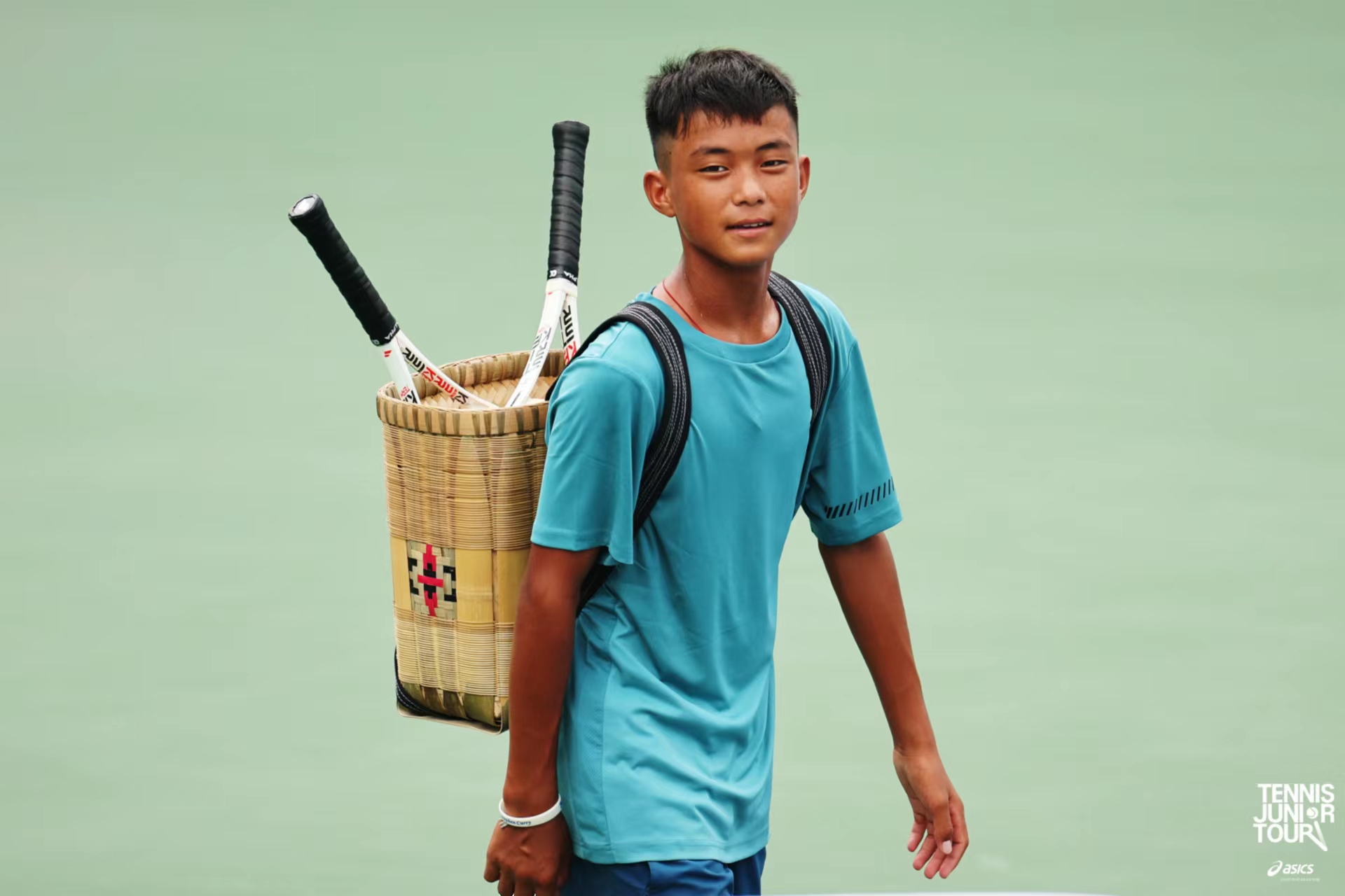 新华全媒＋丨这个背背篓的网球少年夺冠了