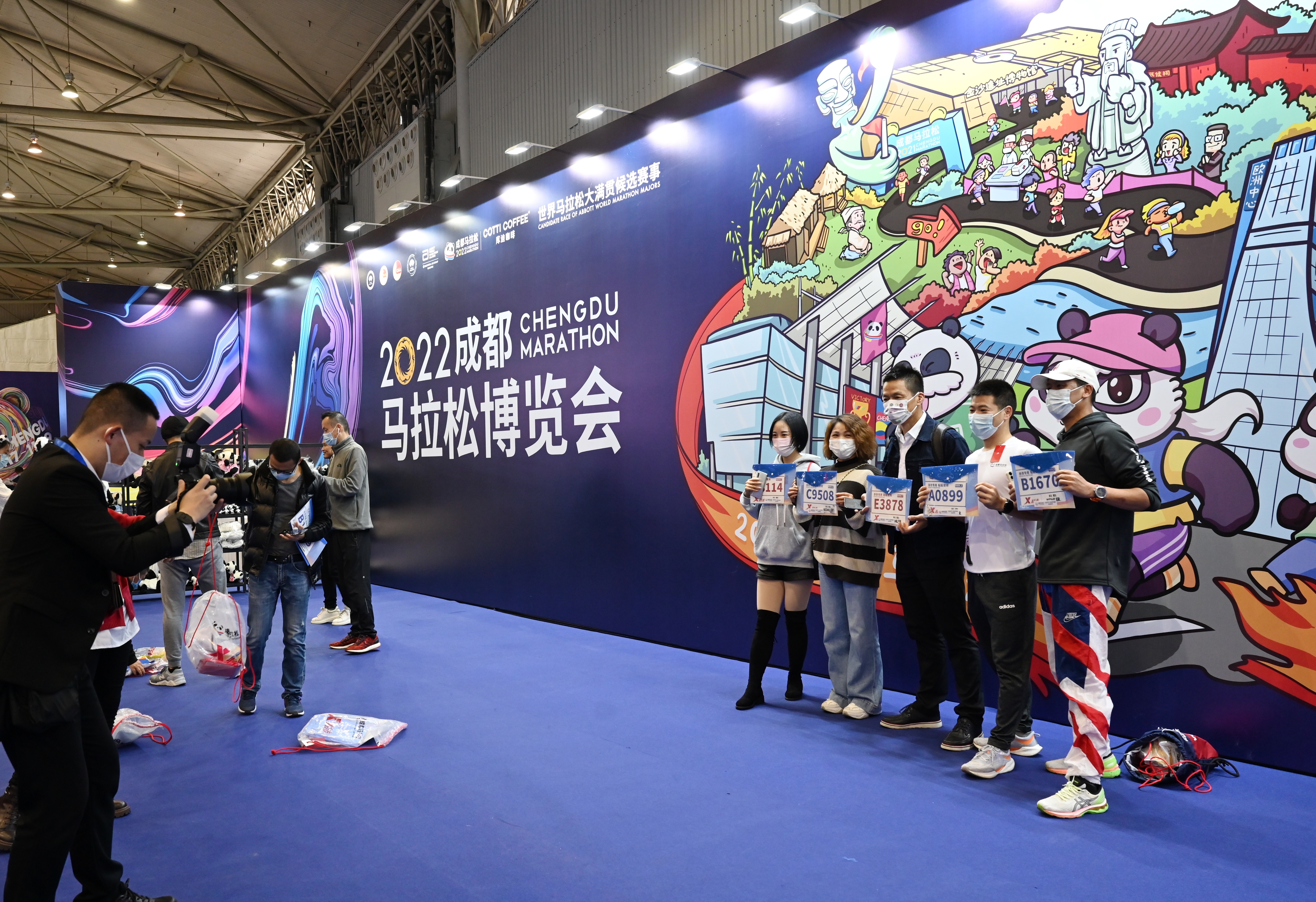 2022成都马拉松博览会拉开大幕，参赛选手领取物资