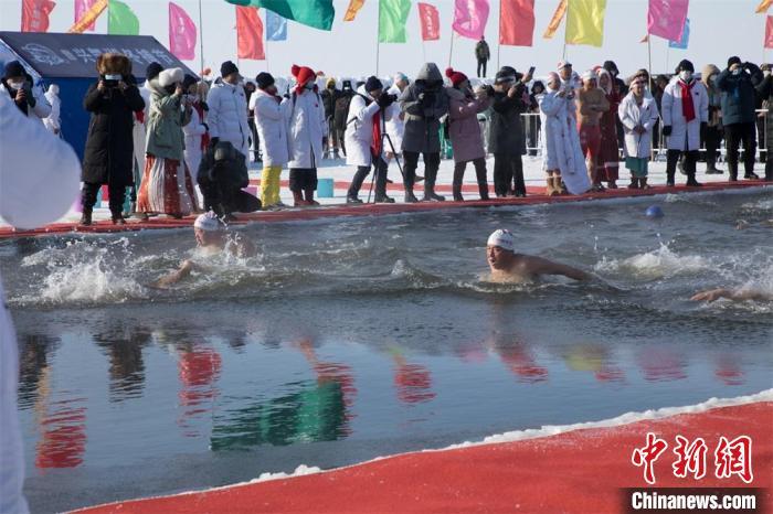 零下30℃极寒天气 兴凯湖上举行“冰上马拉松”