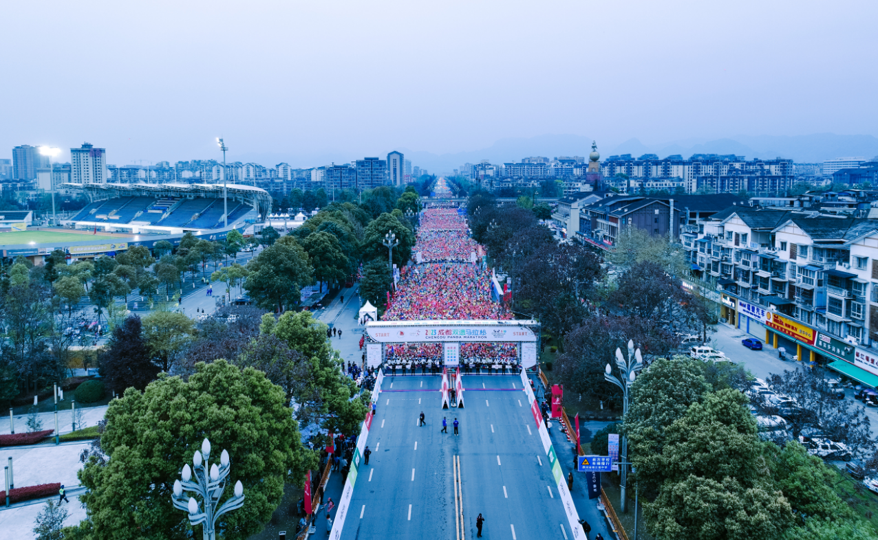 成都双遗马拉松鸣枪起跑 三万跑者用脚步感受浓厚的大运氛围