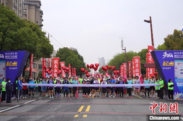 “Z世代”跑横马：用脚步“丈量”城市奔赴春天