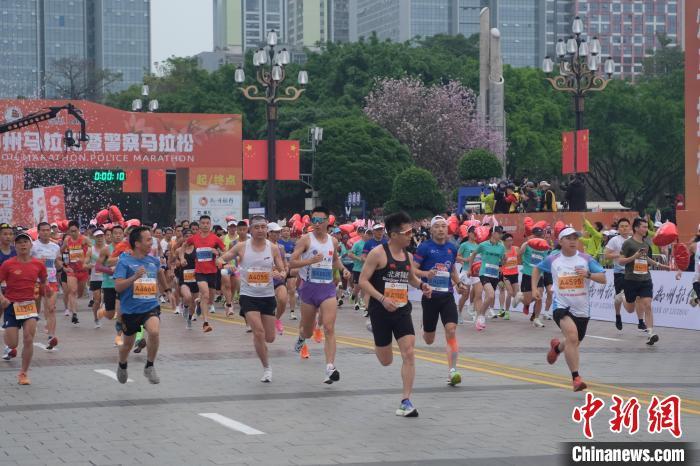 广西柳州：两万警民“跑友”共赏粉色“花海之路”