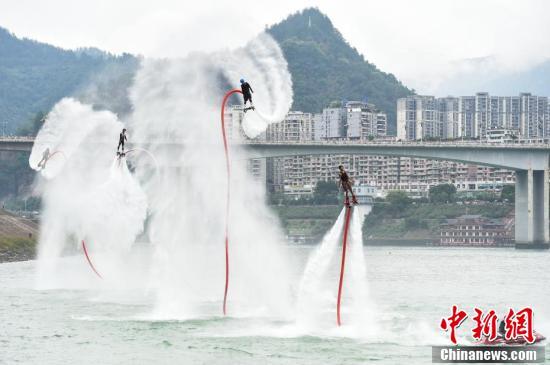 中国摩托艇联赛重庆彭水大奖赛开幕 百名选手乌江上演“速度与激情”