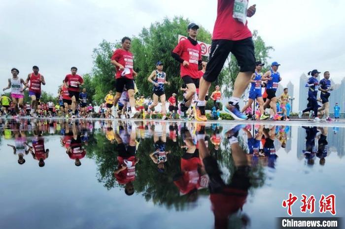 吉林马拉松雨中开跑 非洲选手包揽“全马”冠军