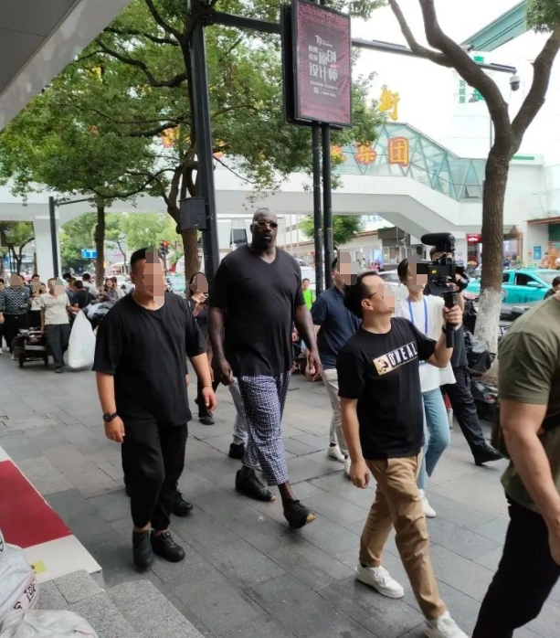 奥尼尔也来逛杭州四季青了！网友：有他的尺码吗