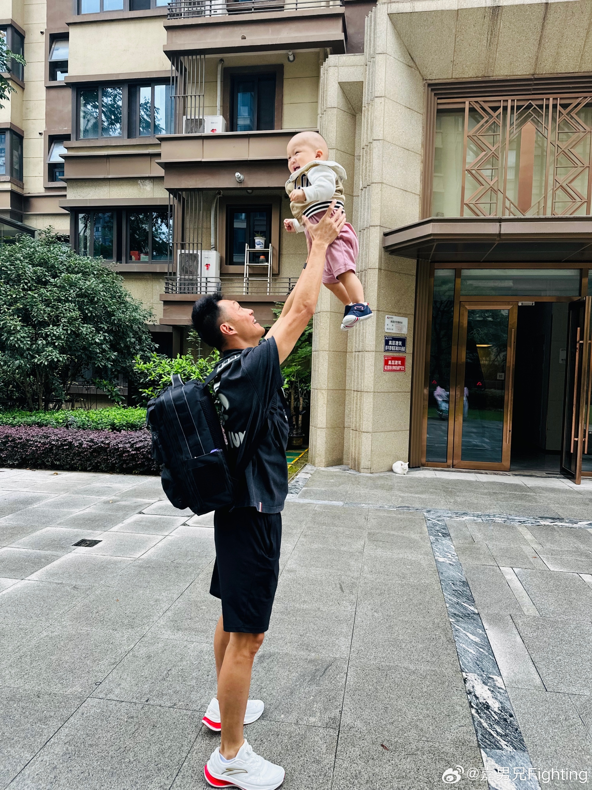 中国亚运冠军载誉返乡，第一时间抱起儿子举高高，妻美子萌太幸福
