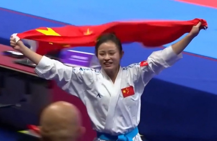 亚运会空手道女子组61公斤级 中国选手龚莉夺得冠军！