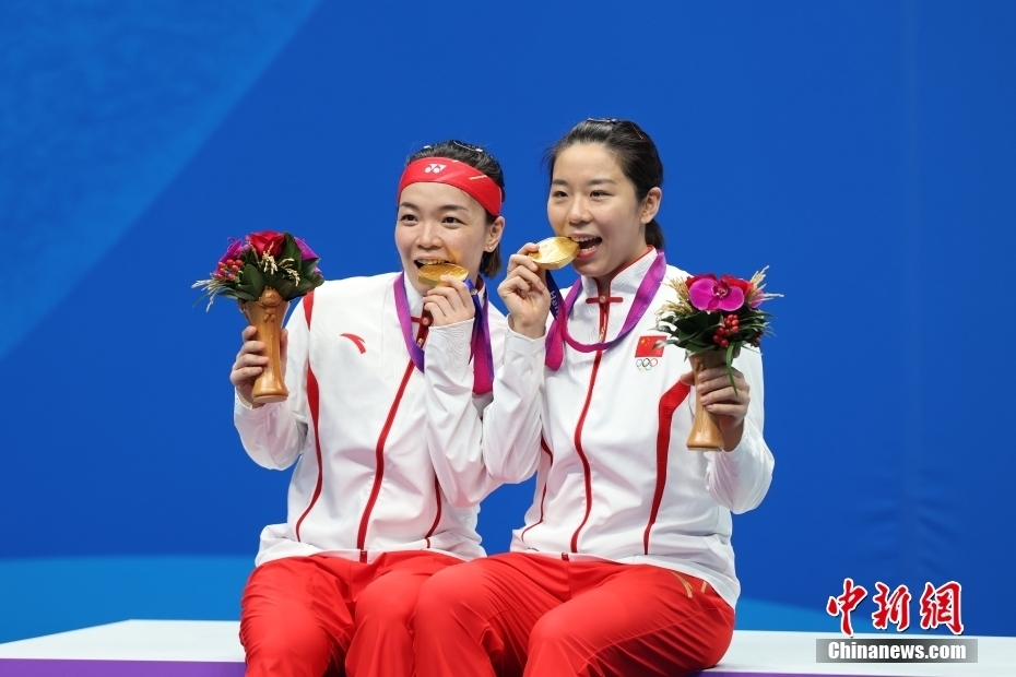 （杭州亚运会）羽毛球女子双打决赛：中国队战胜韩国队获得冠军