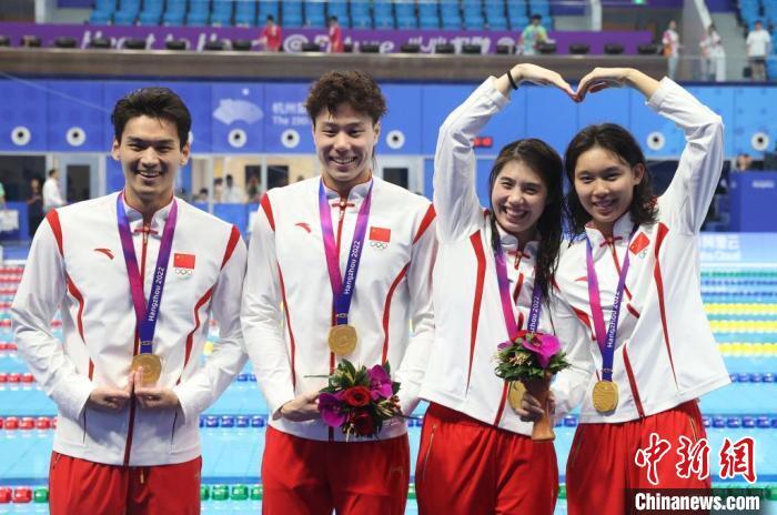 （杭州亚运会）中国泳将张雨霏、覃海洋荣获杭州亚运会MVP