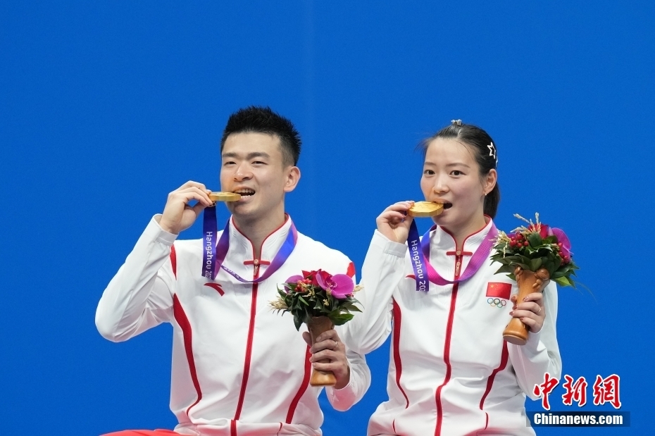 （杭州亚运会）郑思维/黄雅琼获得羽毛球混双冠军