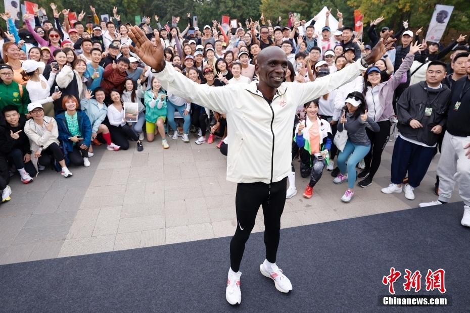 著名马拉松运动员基普乔格与北京跑友交流经验