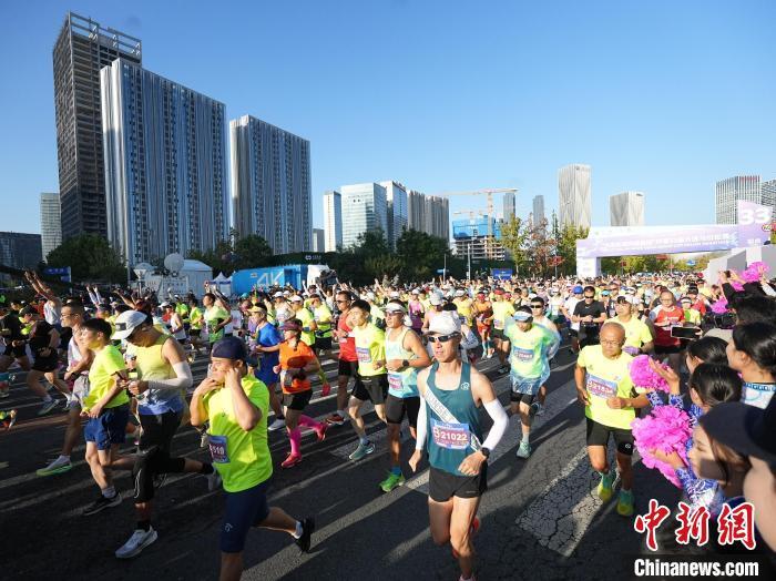 第33届大连马拉松赛举行 约3万名选手赛道中领略城市山海风光