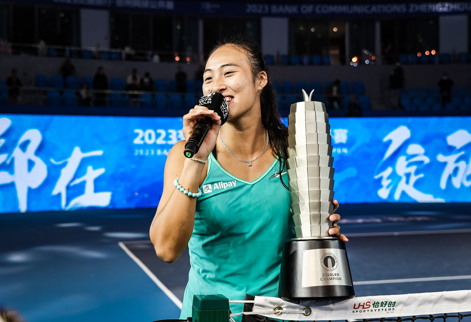 中国网球“一姐”走红！颁奖仪式爆粗却被网友狂赞：真性情女王范