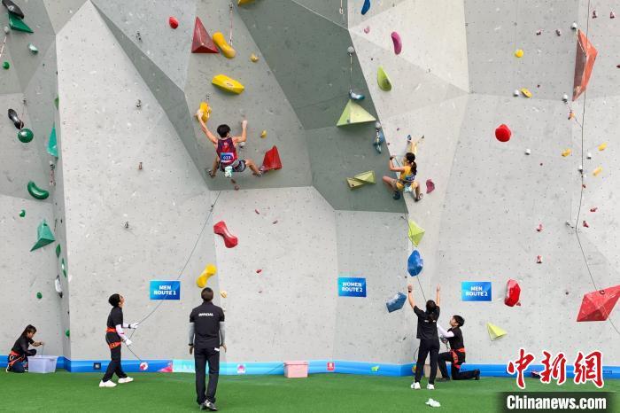 2023亚洲青年攀岩锦标赛上演“飞檐走壁”