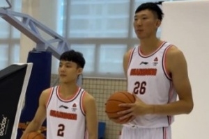 广东官方晒新赛季定妆照：张皓嘉和众大佬坐在前排 周琦C位