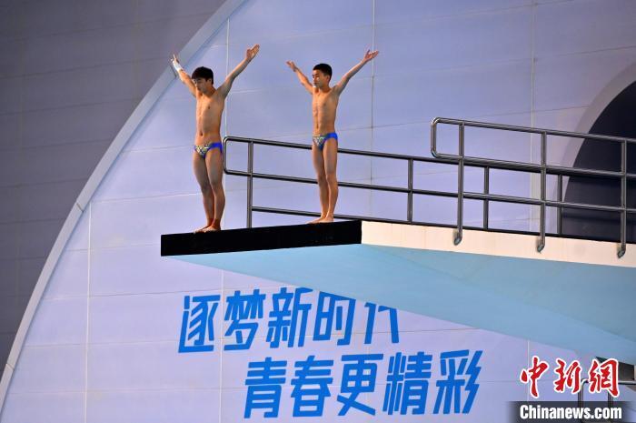 广西南宁：学青会跳水赛事持续 运动员再现“水花消失术”