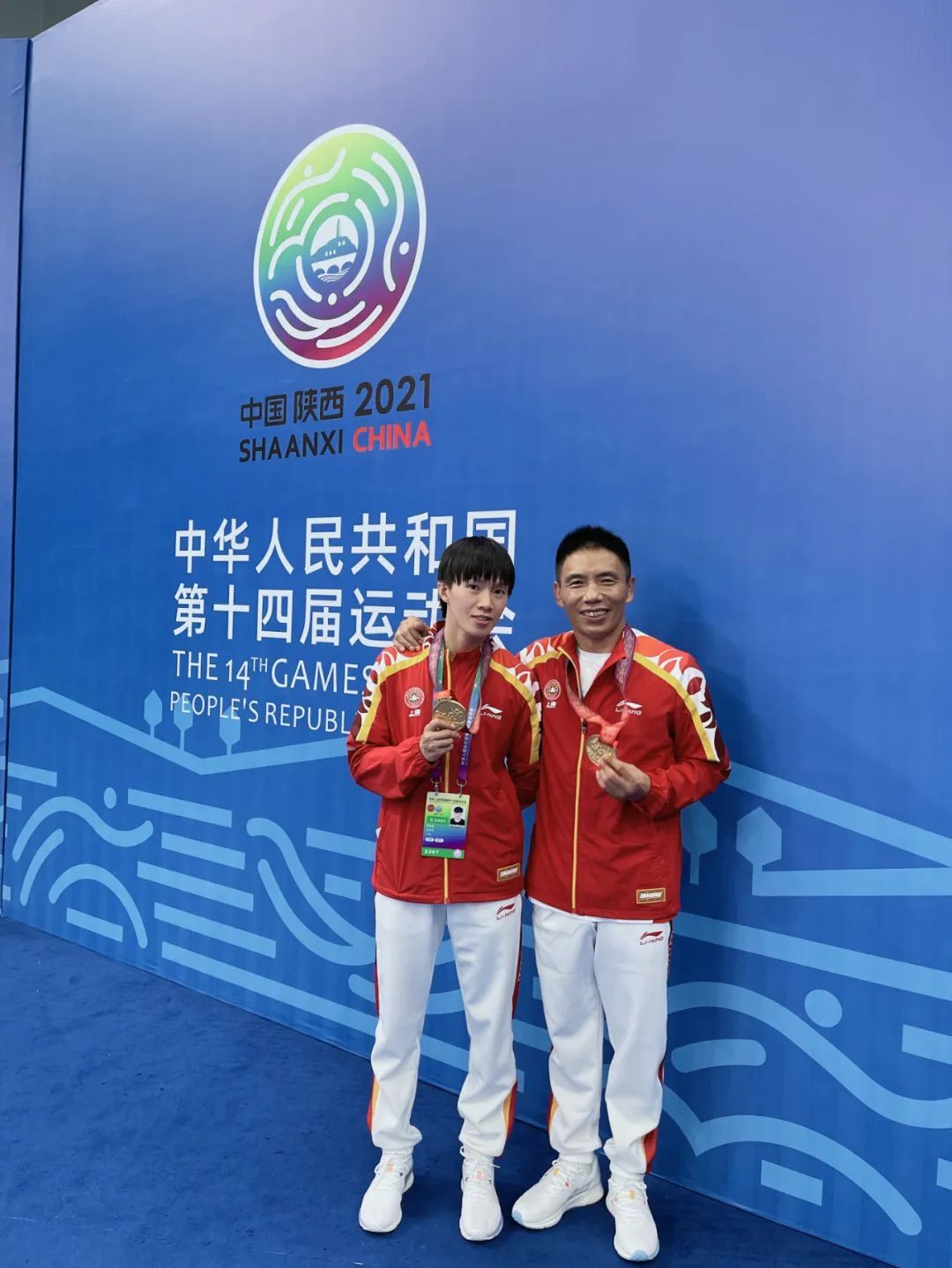 蔡颖颖（左）与沈学军教练