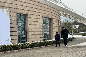 中国男篮领队姚明在小雪中抵达亚预赛西安场馆