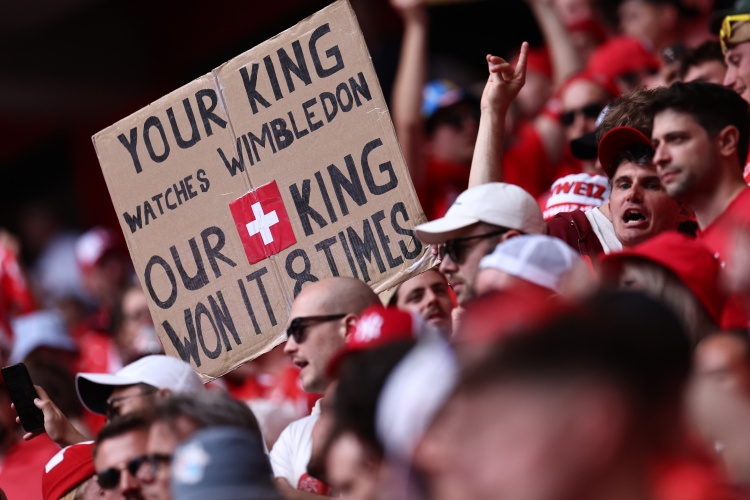 瑞士球迷高举标语：你们的国王看温网，我们的天王是8冠王