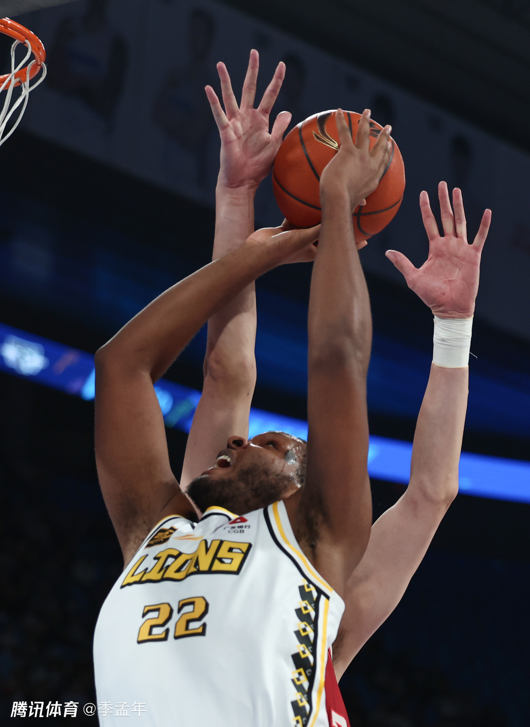 CBA总决赛前瞻（1）：得篮板球者得天下周琦、胡金秋领衔争夺生命线