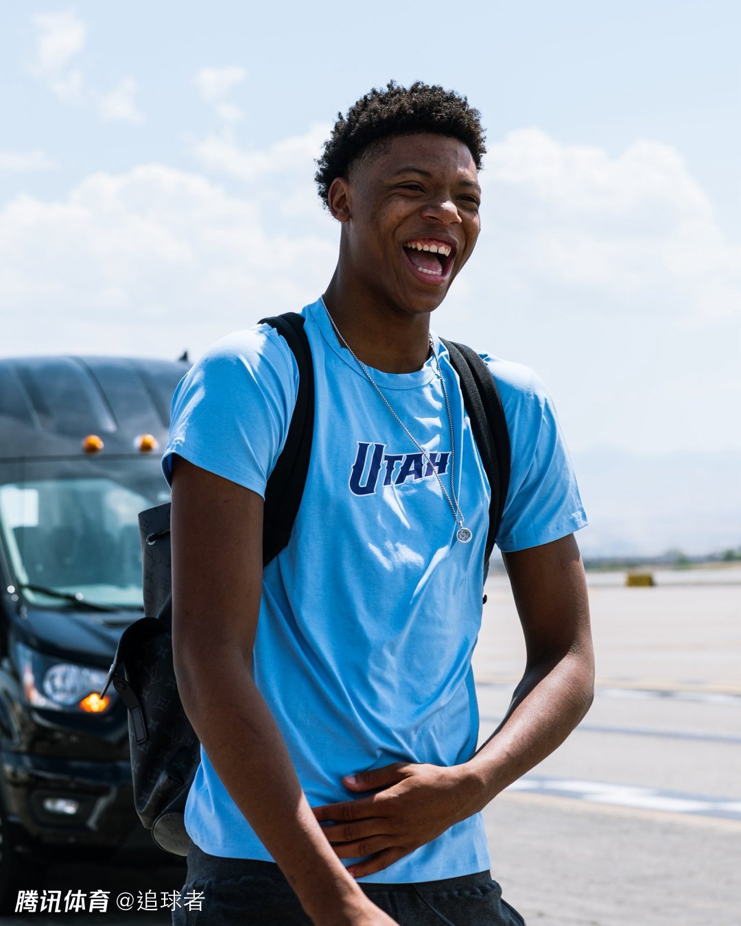 终于来报到了！贝利正式飞抵盐湖城：主帅亲自接机+满脸笑容乐开怀