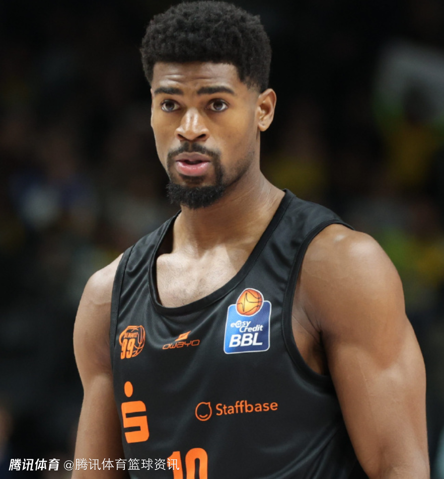 重新凑齐四外！北京男篮完成维克特-贝利注册