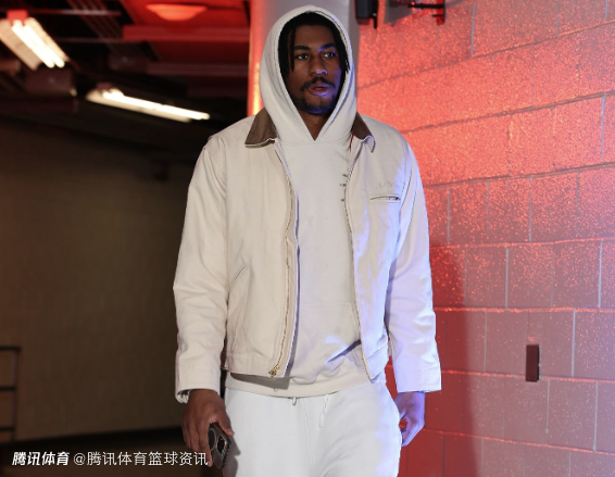 彻底放飞！艾维在街头进行演讲 手持麦克风大声向路人输出观点