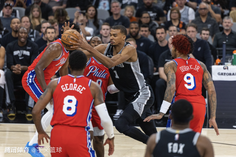 马刺时隔9年夺赛季60胜！文班两度返回更衣室伤退 恩比德空砍34+12