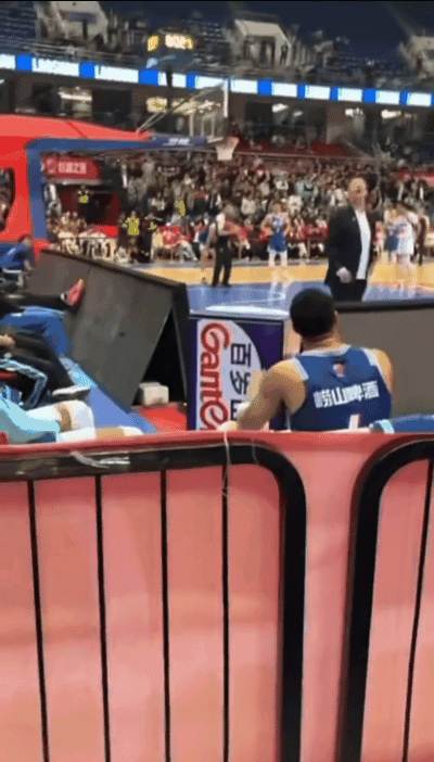 太狠了！刘维伟场边朝威瑟斯庞脏话一顿输出 引球迷不满：为什么骂他